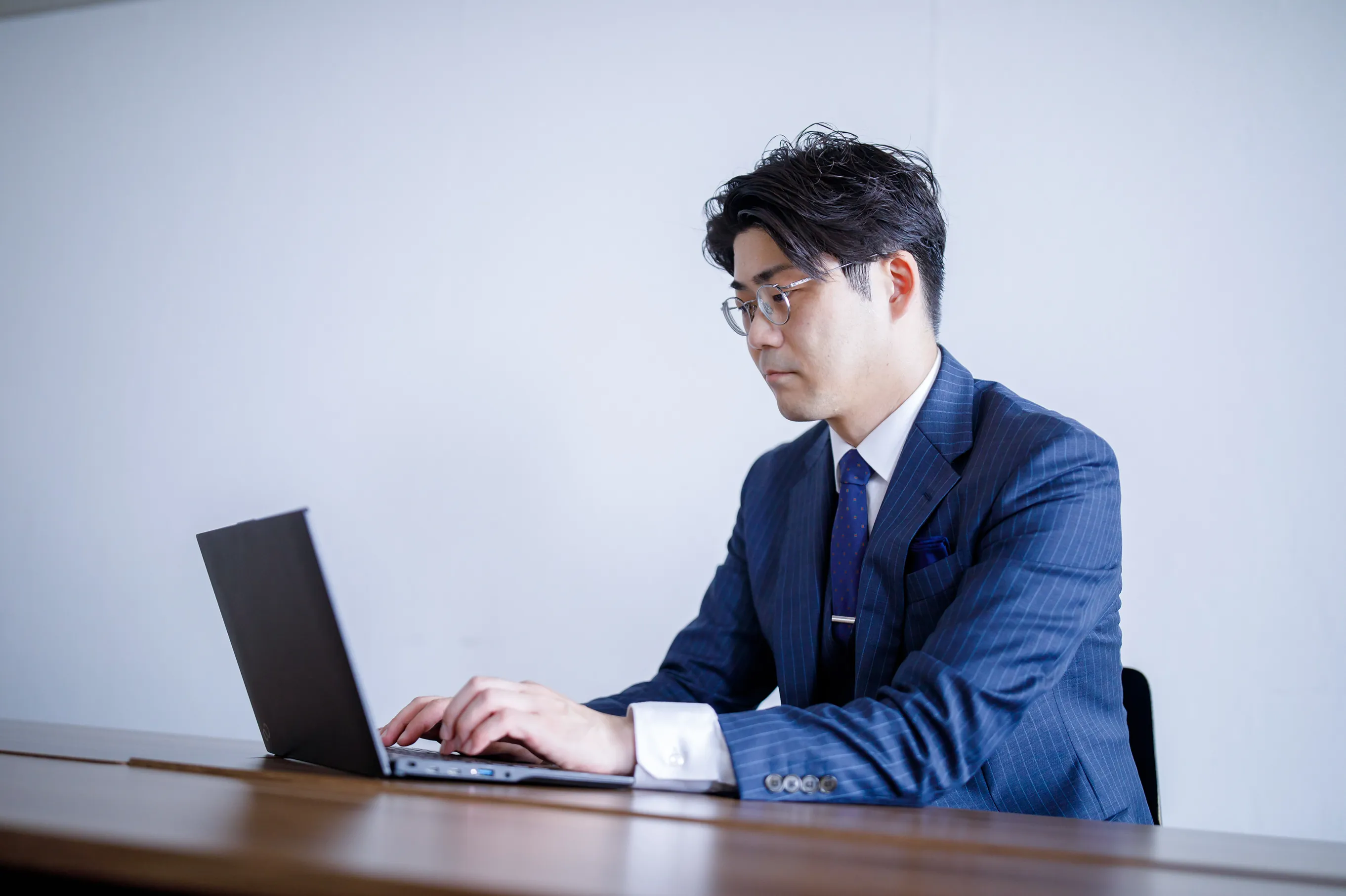 パソコンに向かい業務にあたる宮本真志